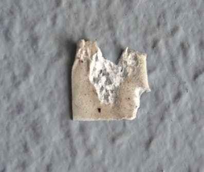 Ta bort dubbelhäftande tejp Ta bort dubbelhäftande tejp från målad vägg